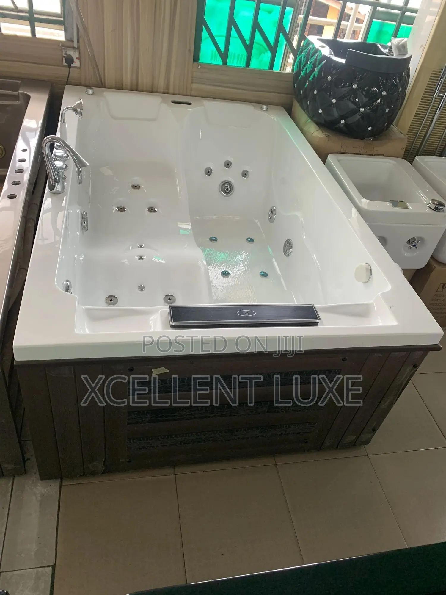 Double Jacuzzi Bathtub With Tv. Indoor/Outdoor