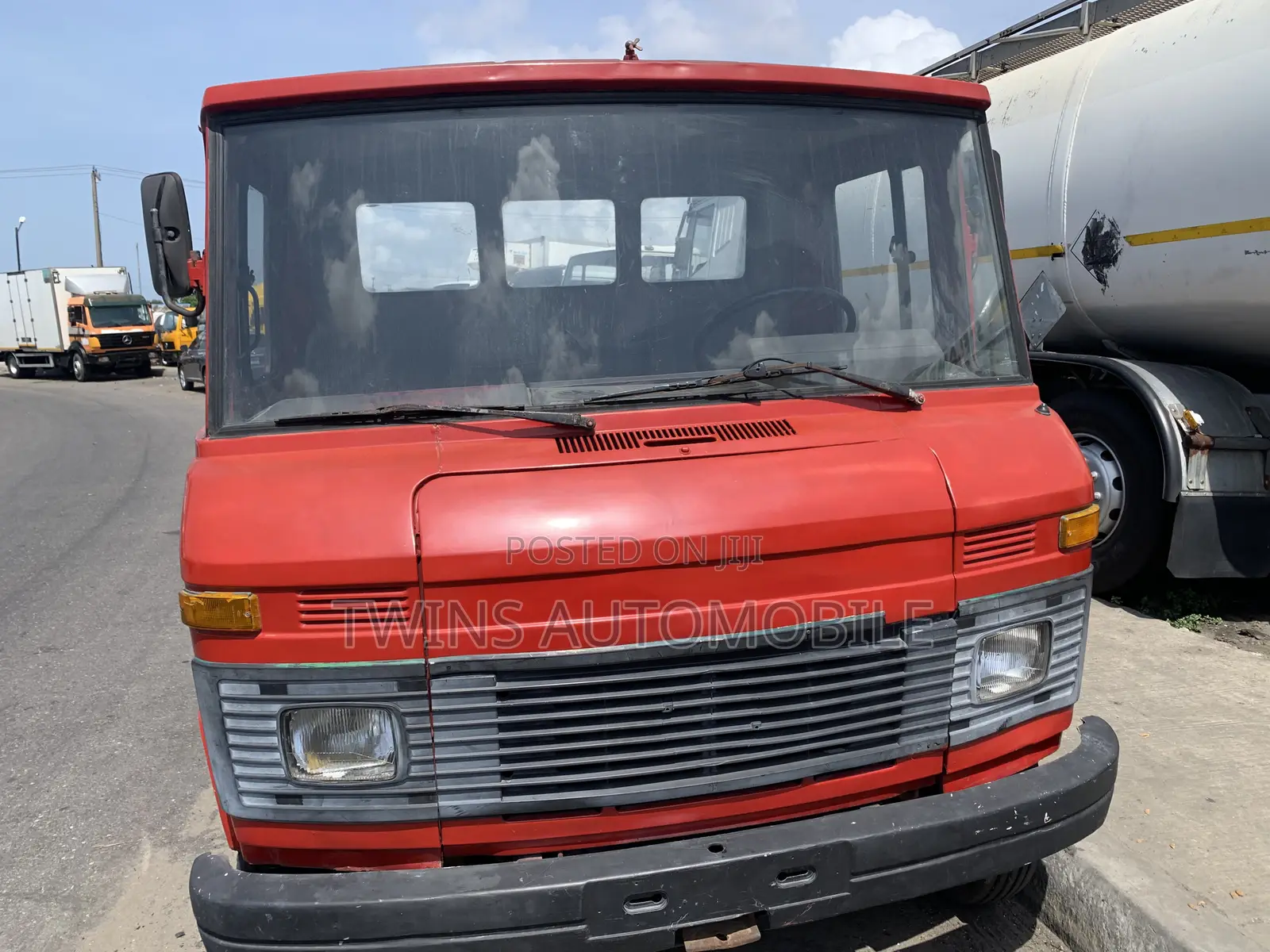 Mercedes-Benz 608 With Tipping