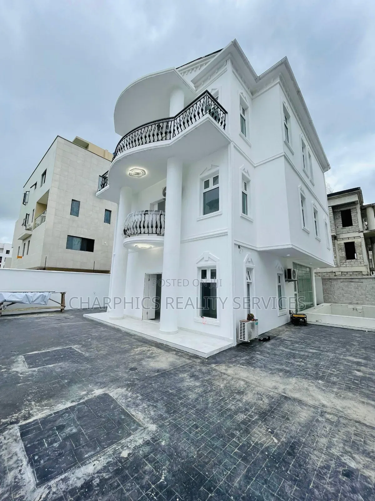 4bdrm Duplex in Banana Island for sale