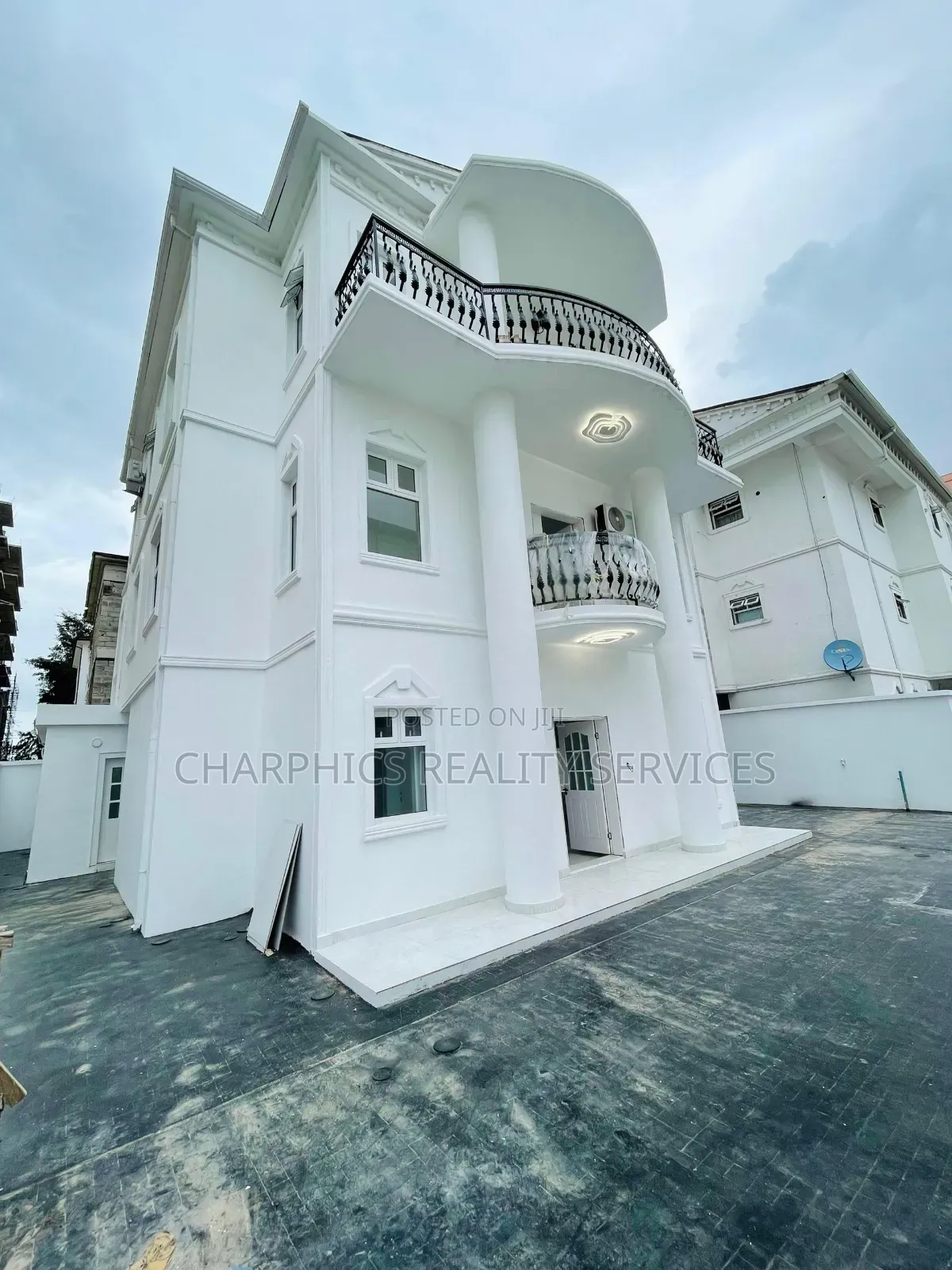 4bdrm Duplex in Banana Island for sale