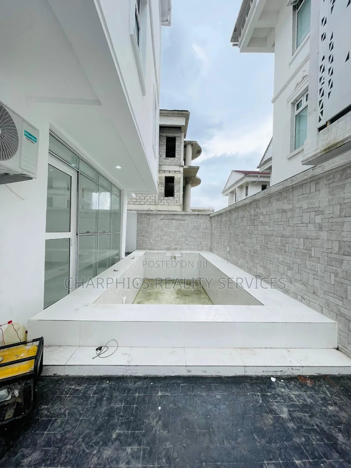 4bdrm Duplex in Banana Island for sale