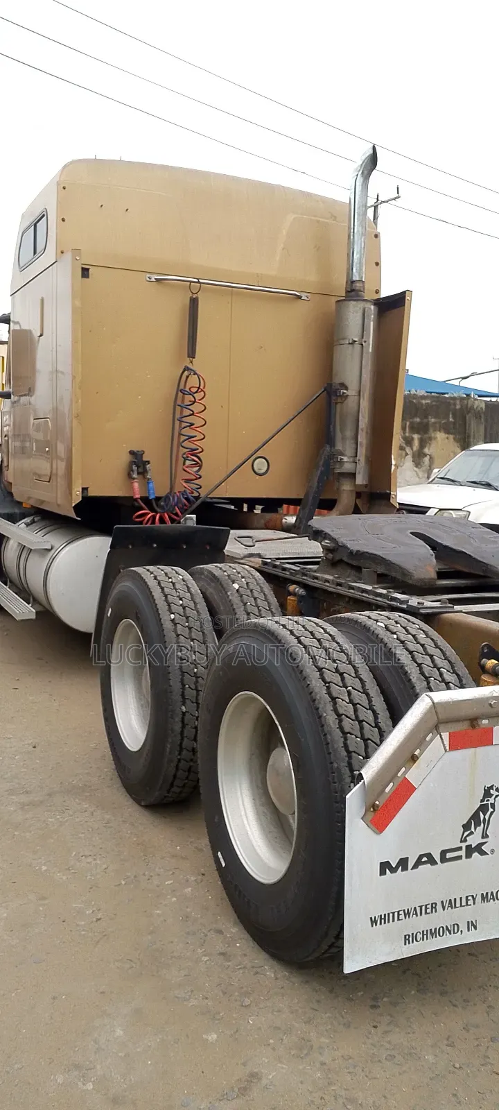 Mack Vision Double Cabin