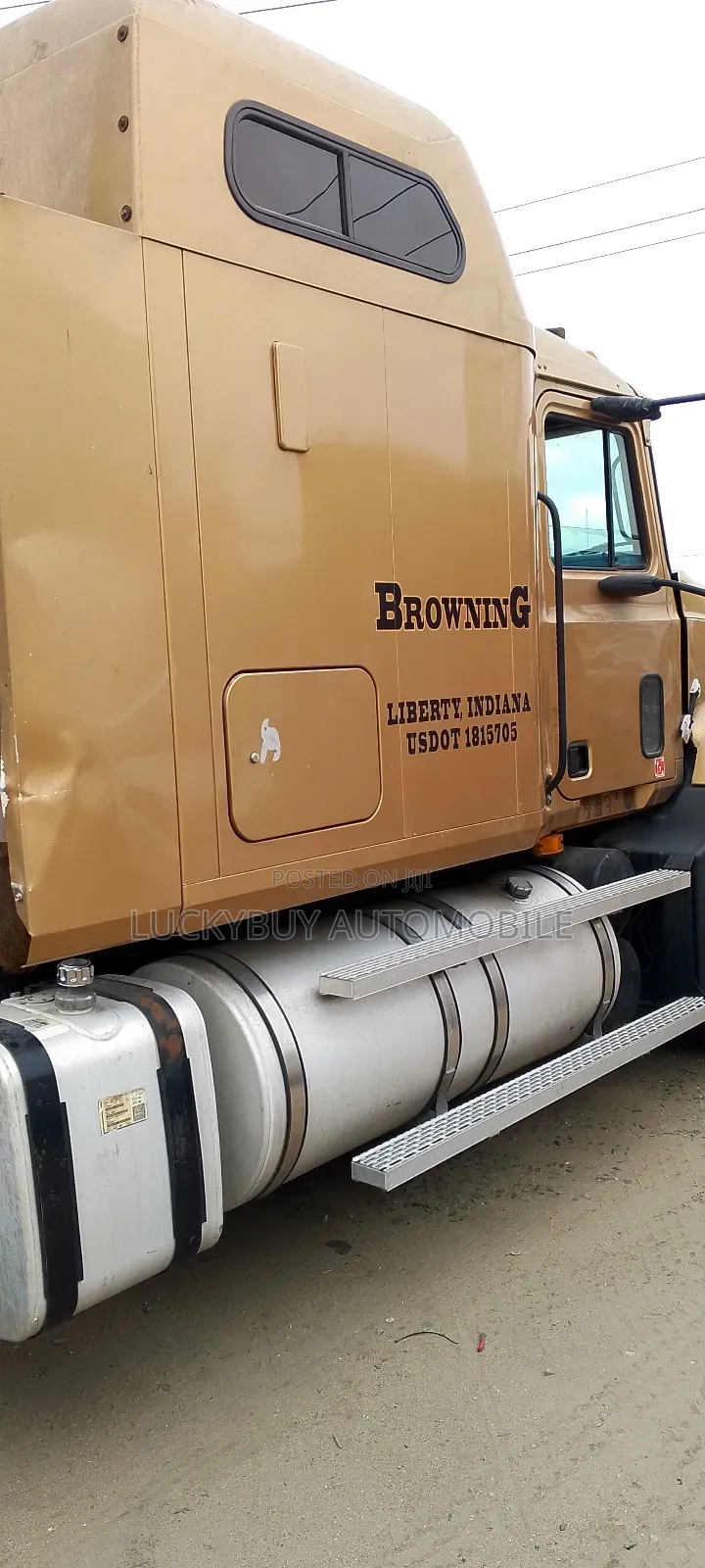 Mack Vision Double Cabin