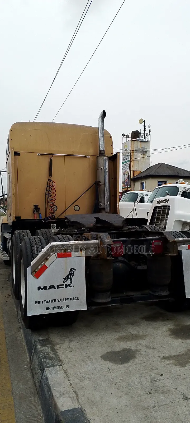 Mack Vision Double Cabin