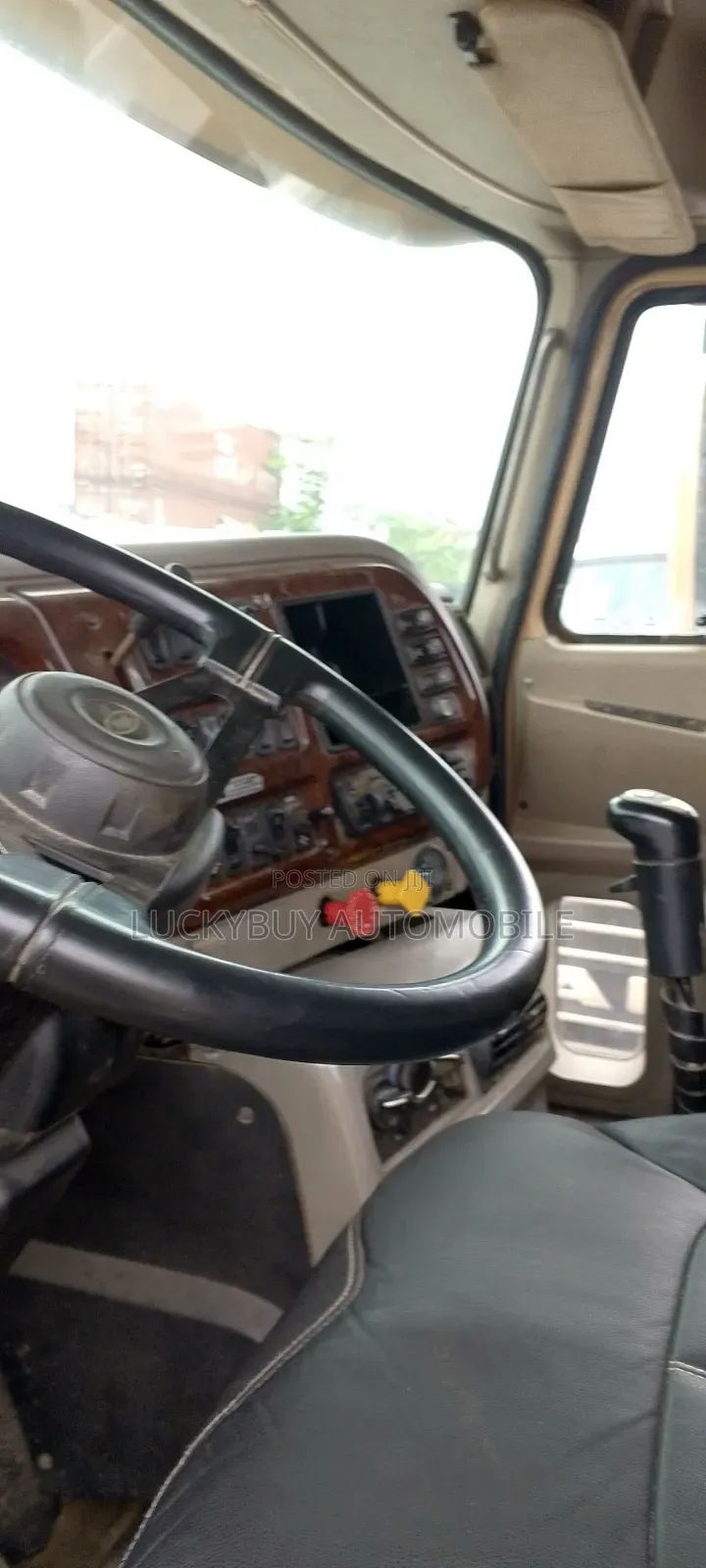 Mack Vision Double Cabin