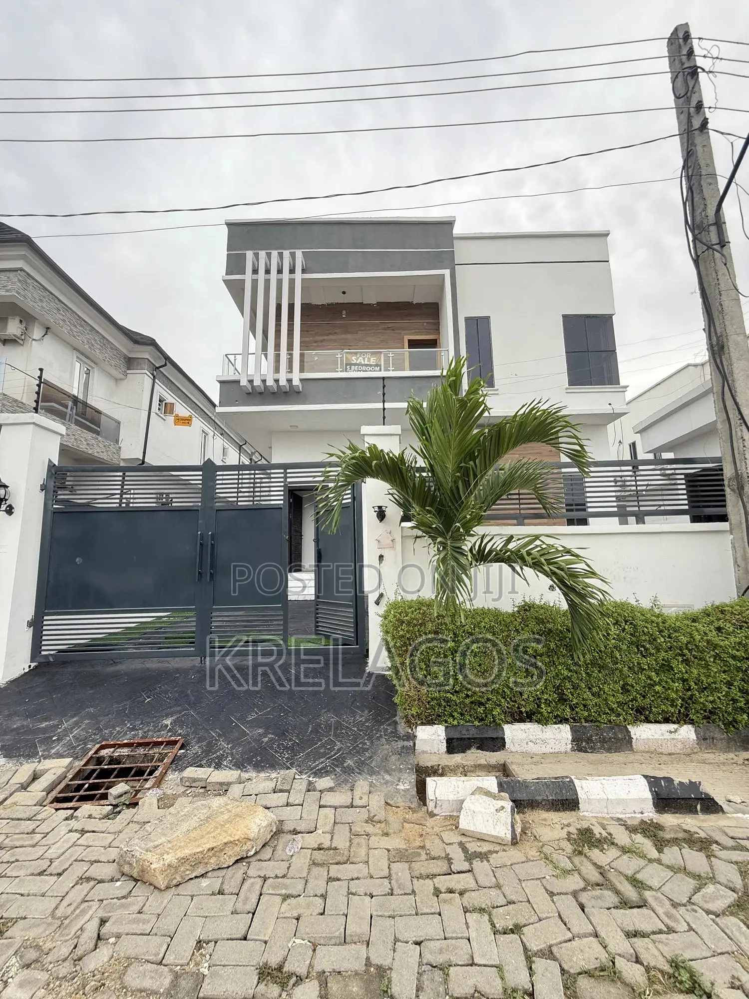 5bdrm Duplex in Chevron for sale
