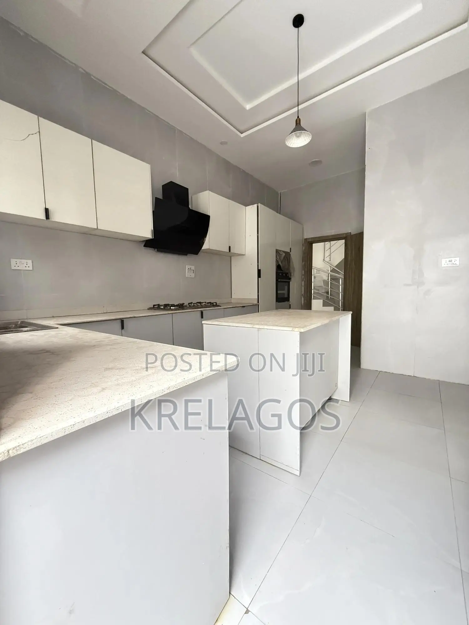 5bdrm Duplex in Chevron for sale