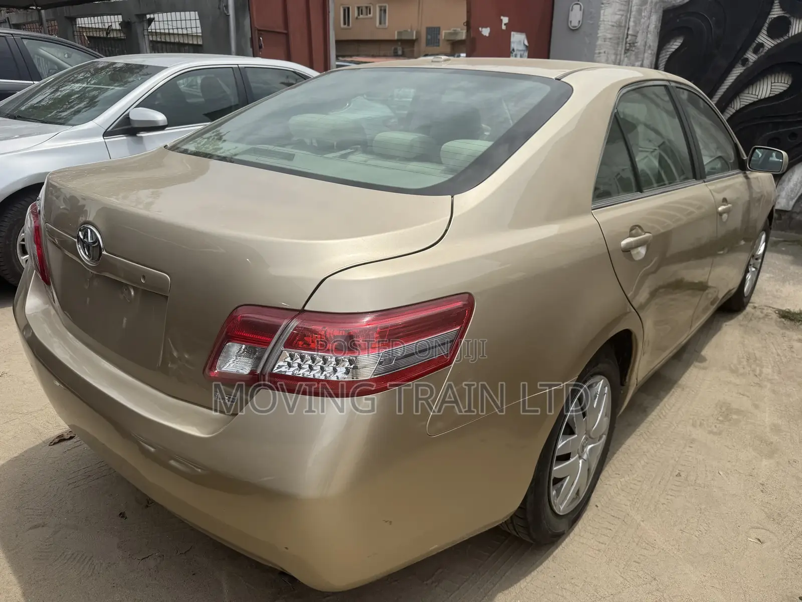 Toyota Camry LE 4dr Sedan (2.5L 4cyl 6AM) 2010 Gold