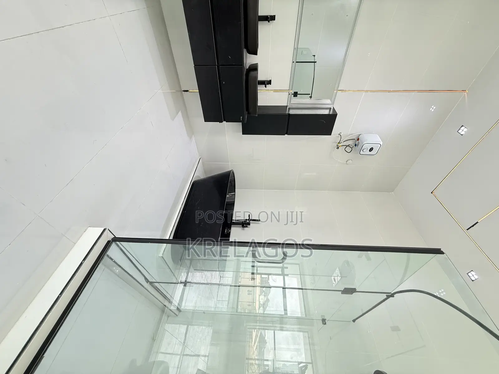 5bdrm Duplex in Chevron for sale