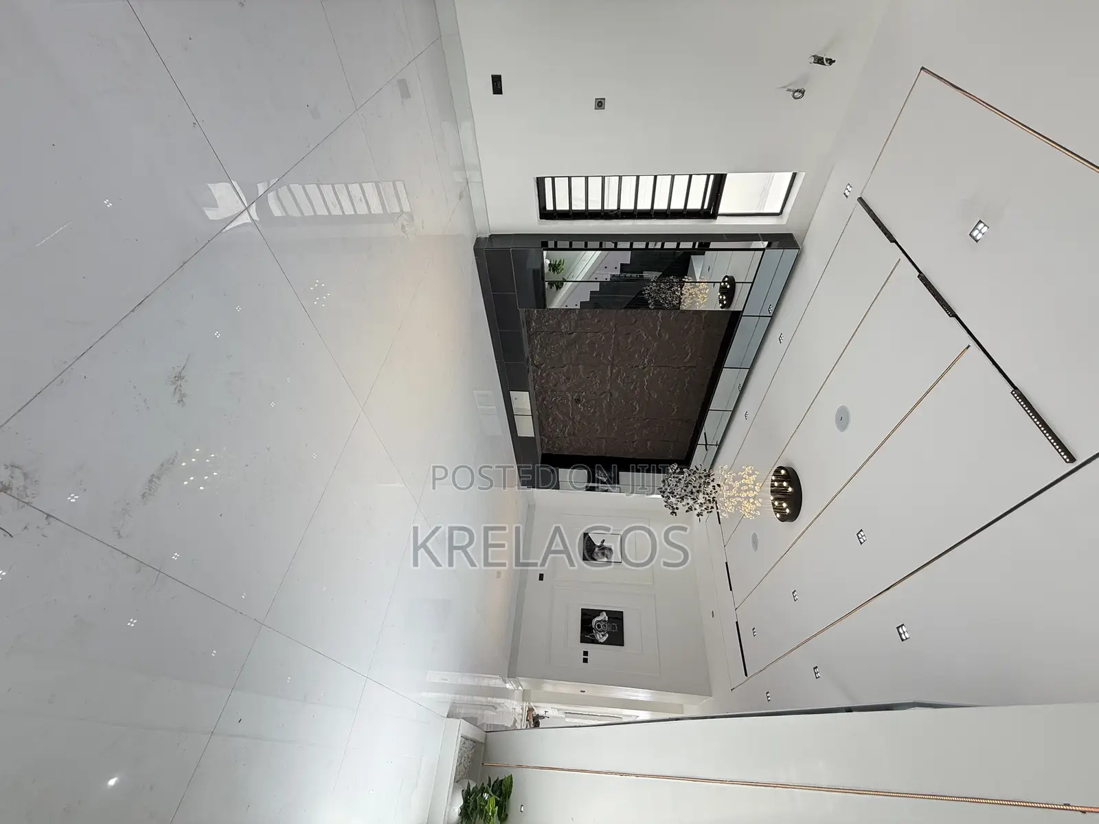 5bdrm Duplex in Chevron for sale
