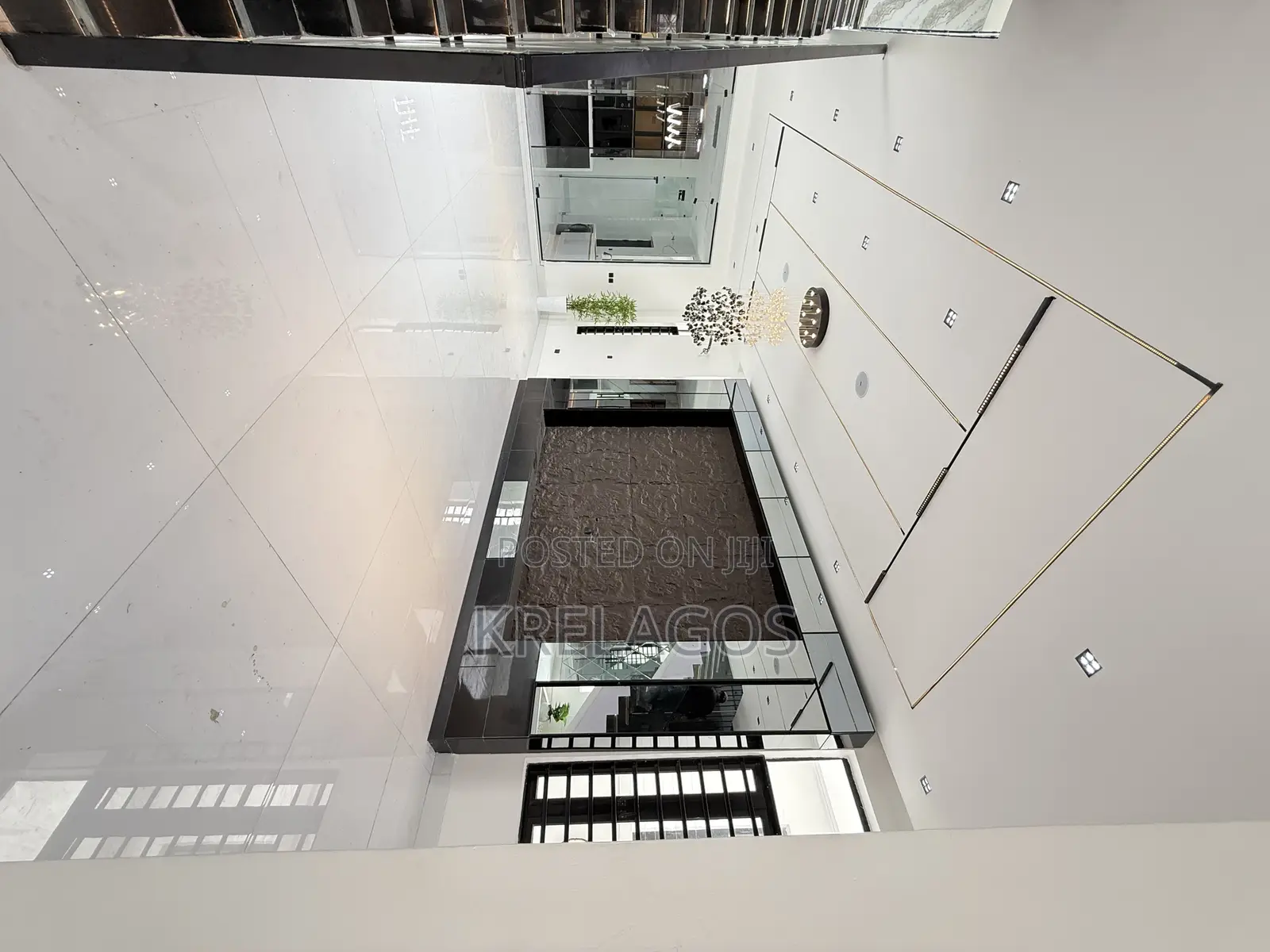 5bdrm Duplex in Chevron for sale