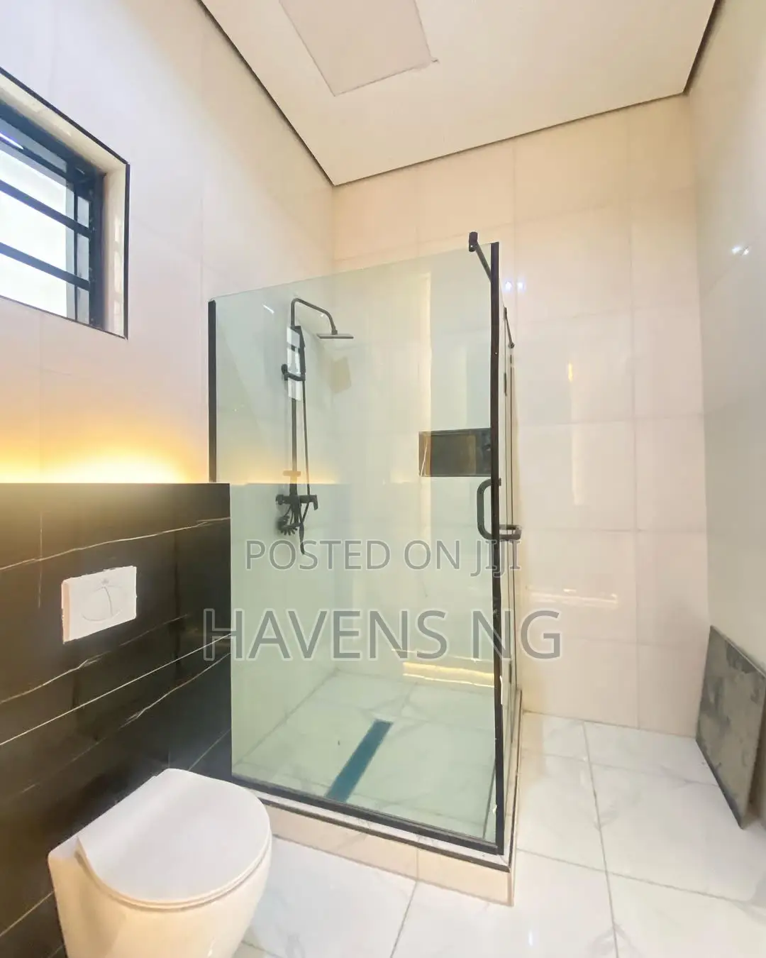 5bdrm Duplex in Chevron for sale
