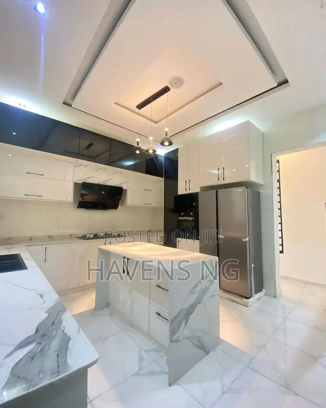5bdrm Duplex in Chevron for sale