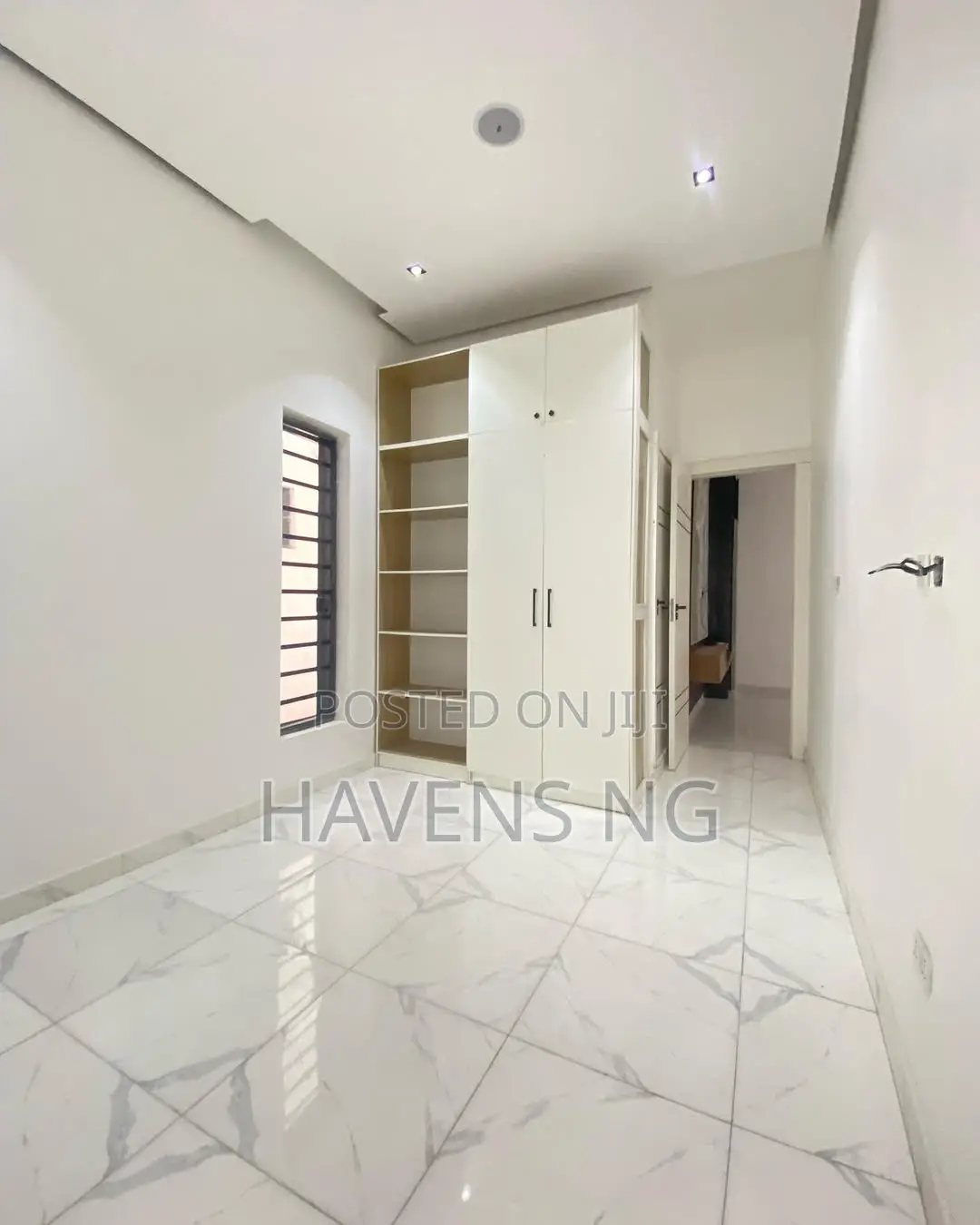 5bdrm Duplex in Chevron for sale
