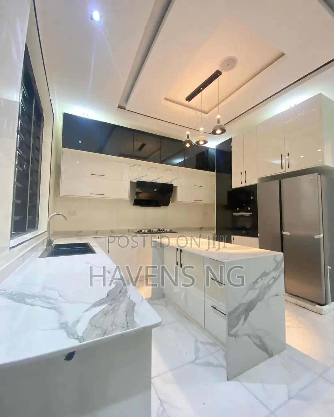 5bdrm Duplex in Chevron for sale