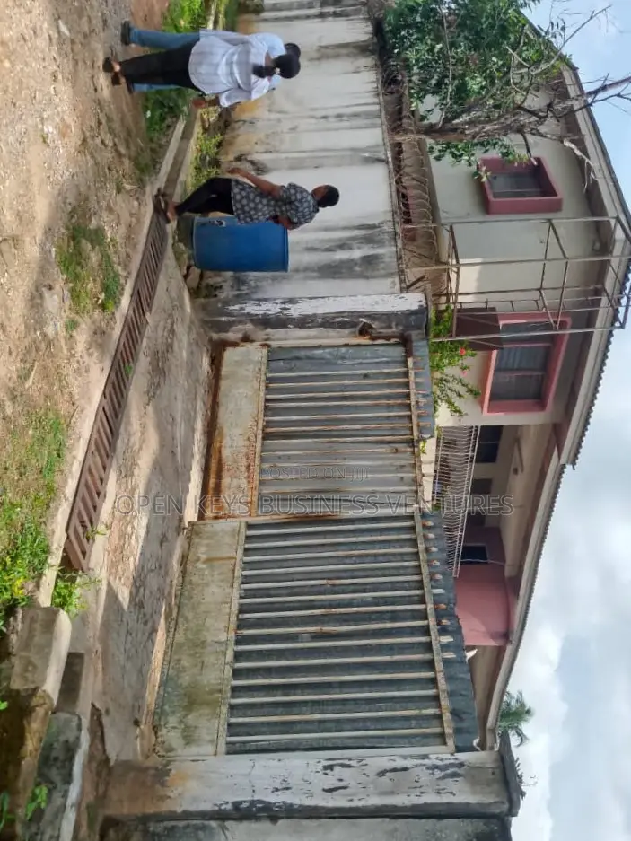 3bdrm Block of Flats in Abayomi Akinmosa, Idishin for sale