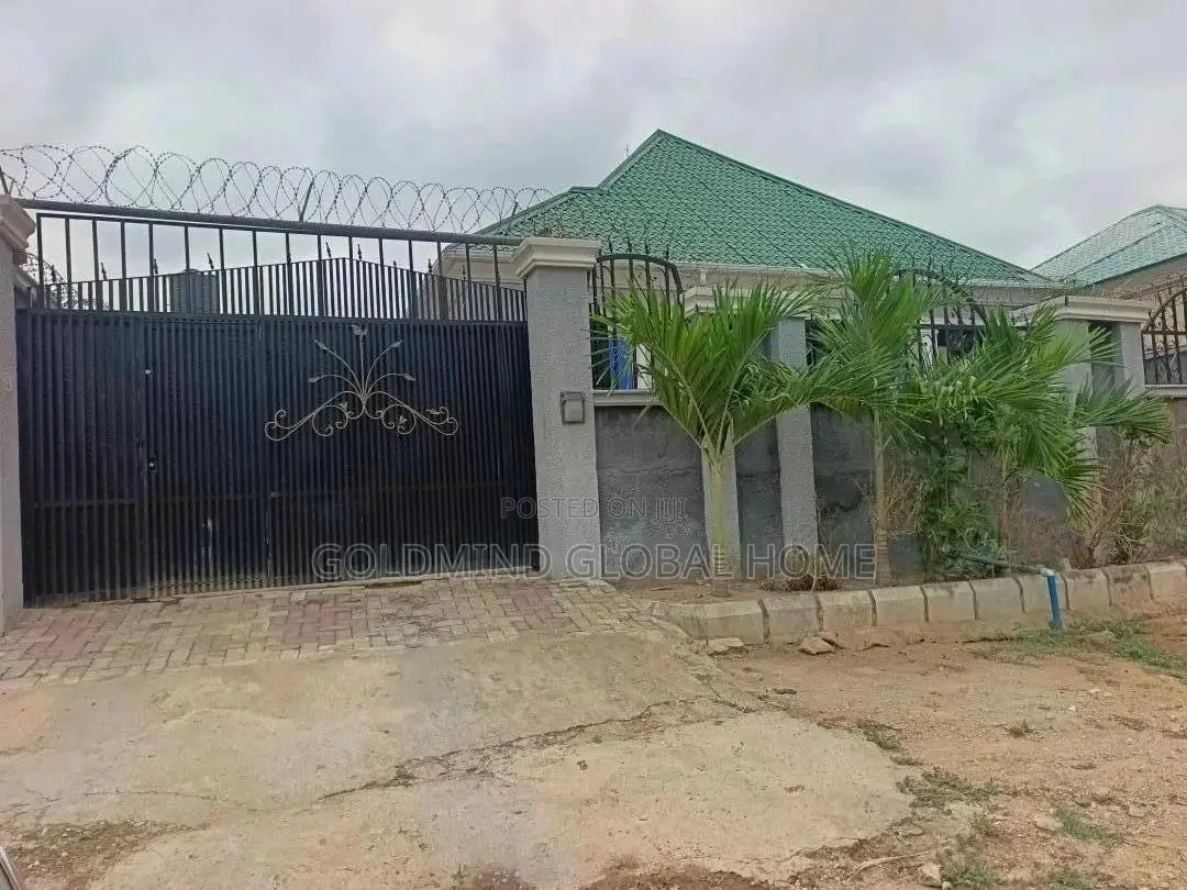 3bdrm Bungalow in Lugbe Aiport Road for sale