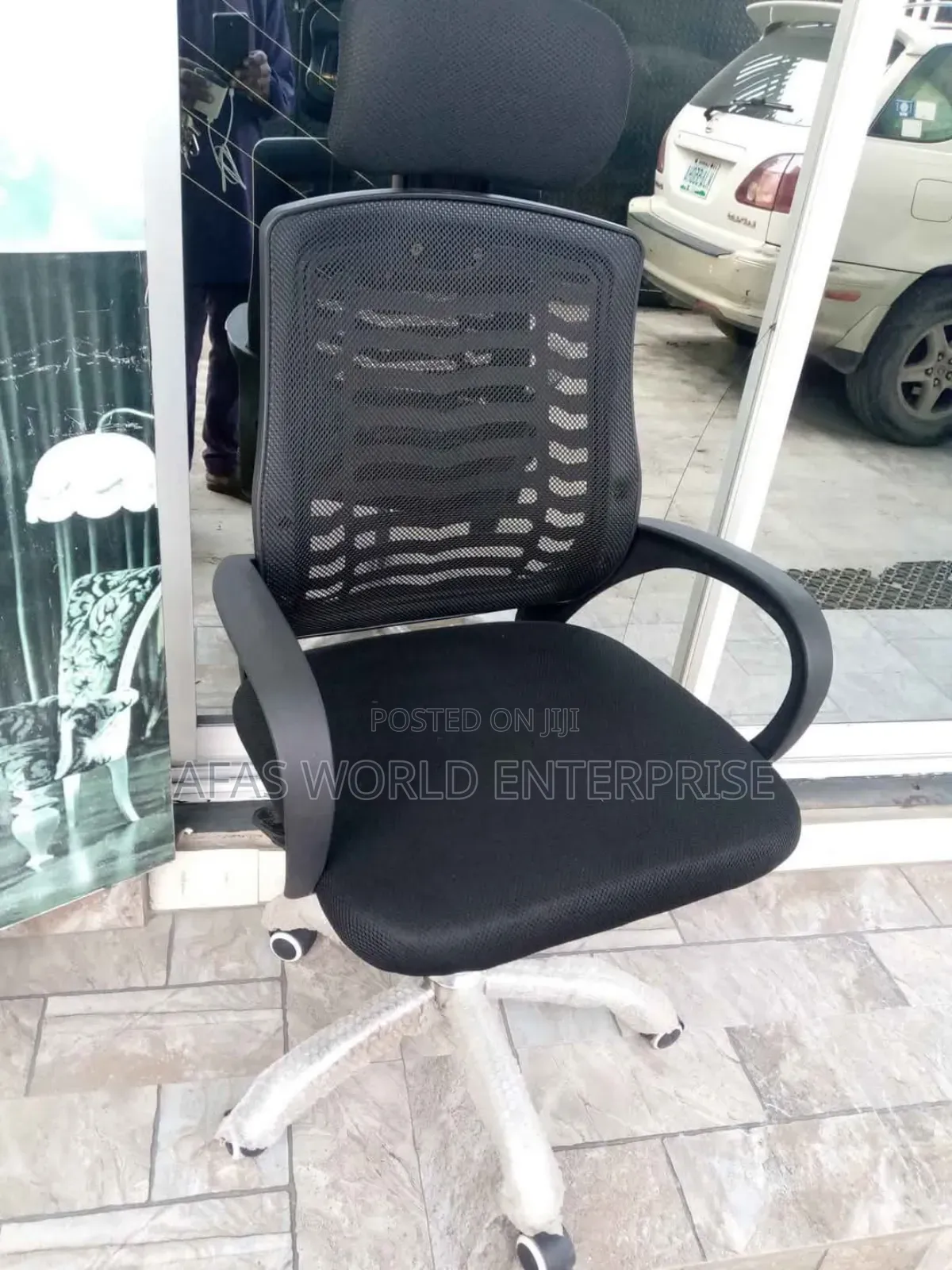 Modern Office Chair With Headrest and Swivel