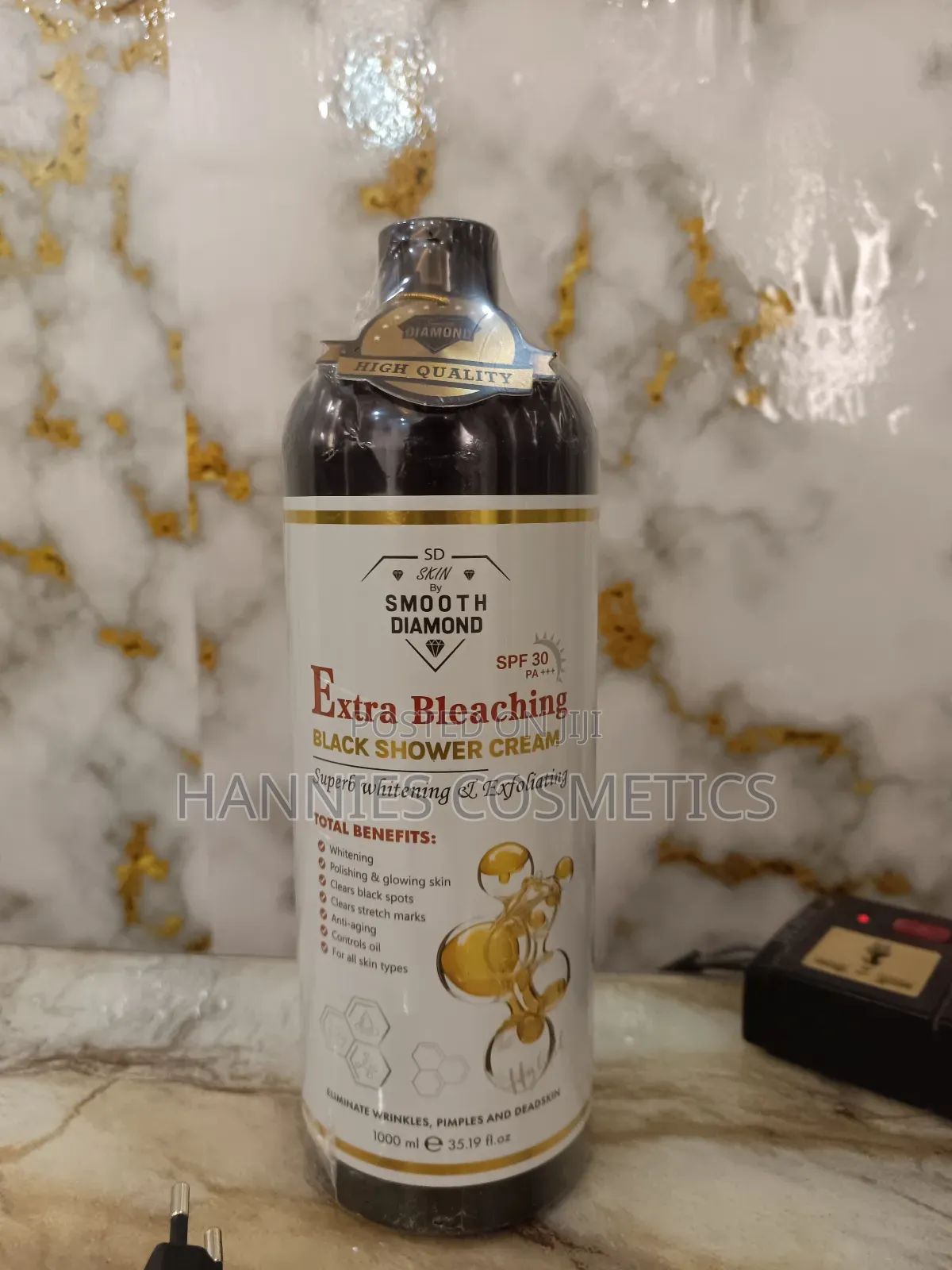 Smooth Diamond Extra Bleaching Black Shower Cream