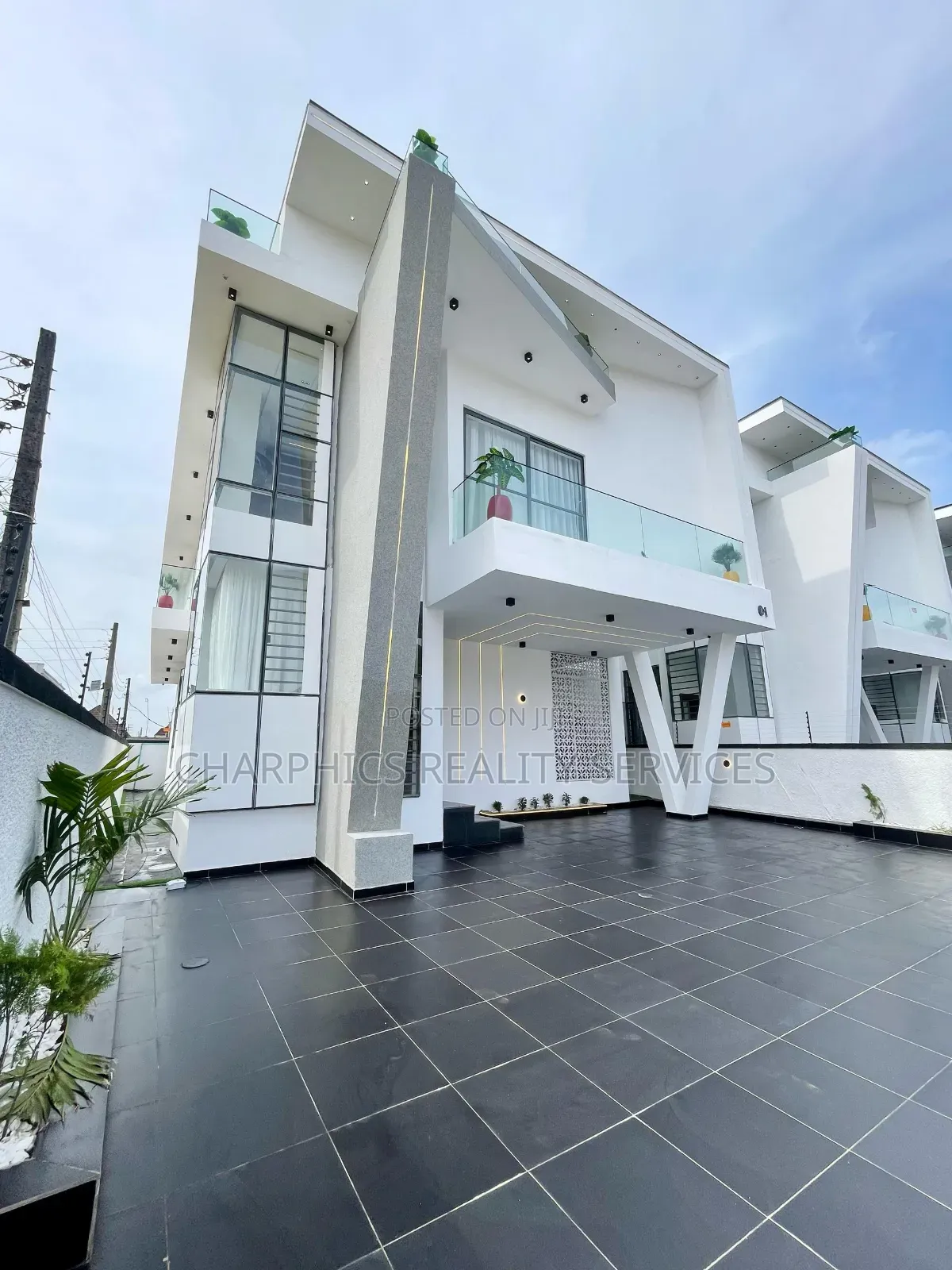 5bdrm Duplex in Idado for sale