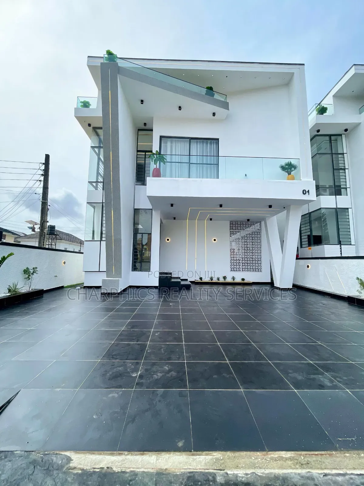 5bdrm Duplex in Idado for sale