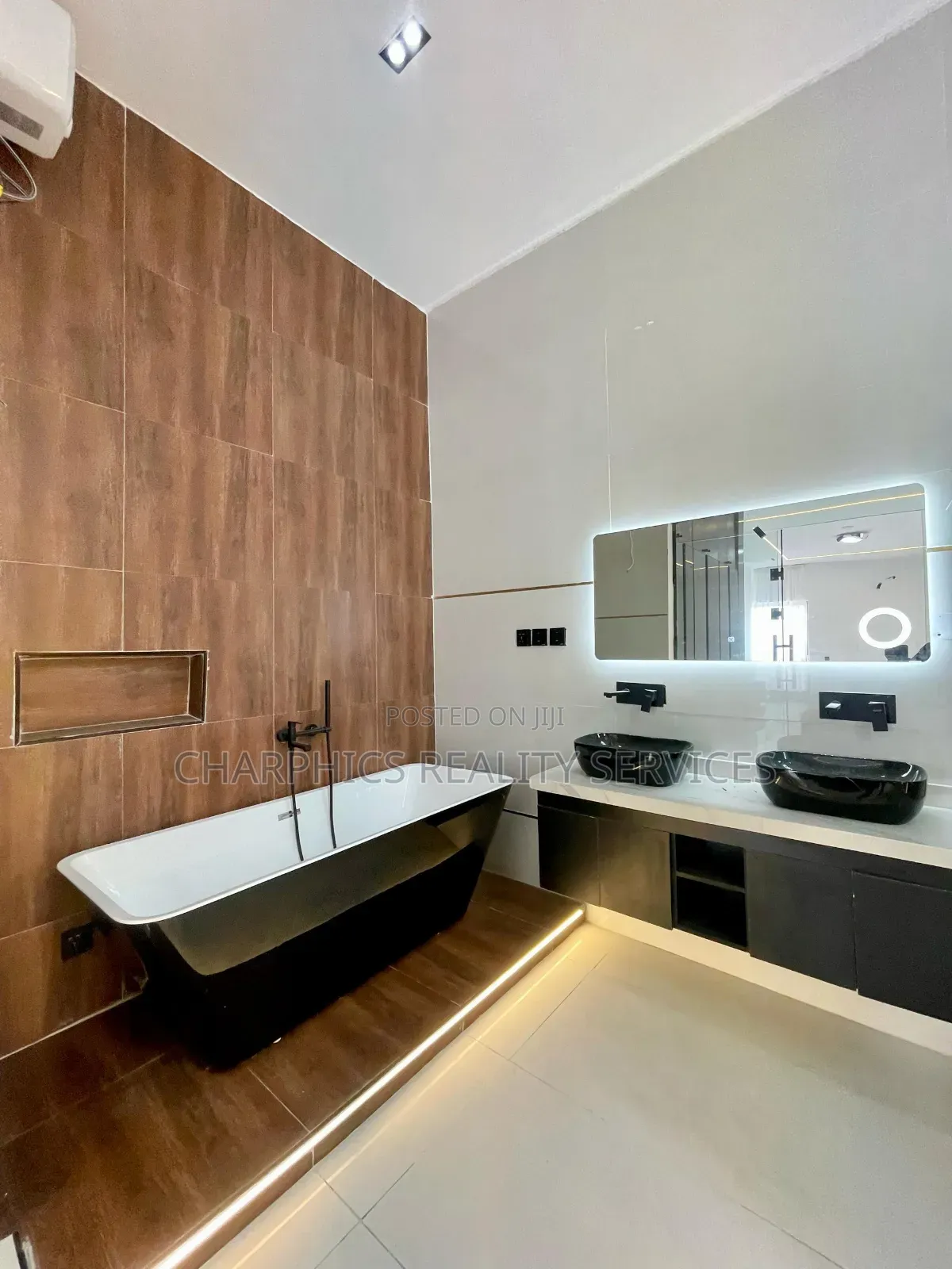 5bdrm Duplex in Idado for sale