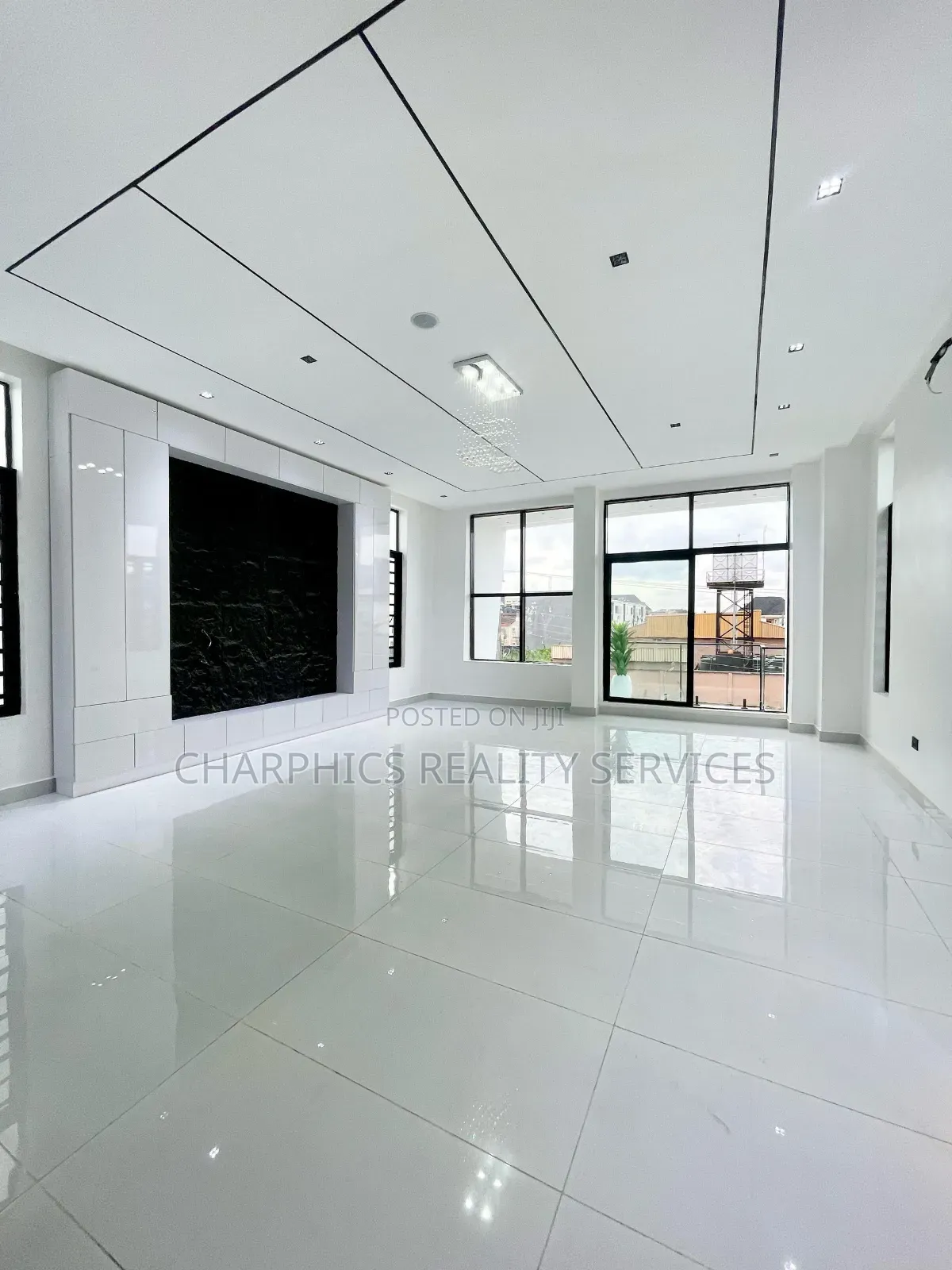 5bdrm Duplex in Chevron for sale
