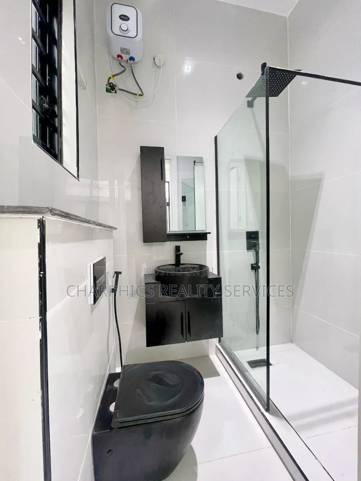 5bdrm Duplex in Chevron for sale