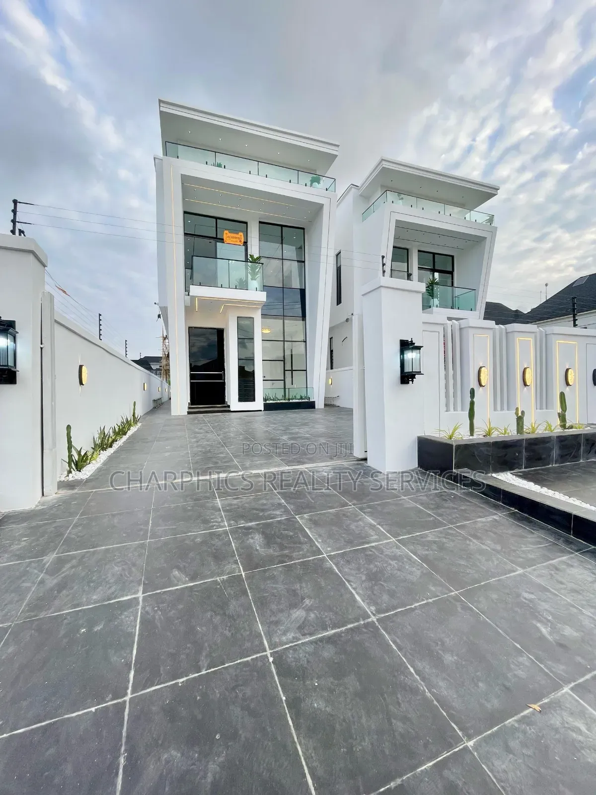 5bdrm Duplex in Chevron for sale