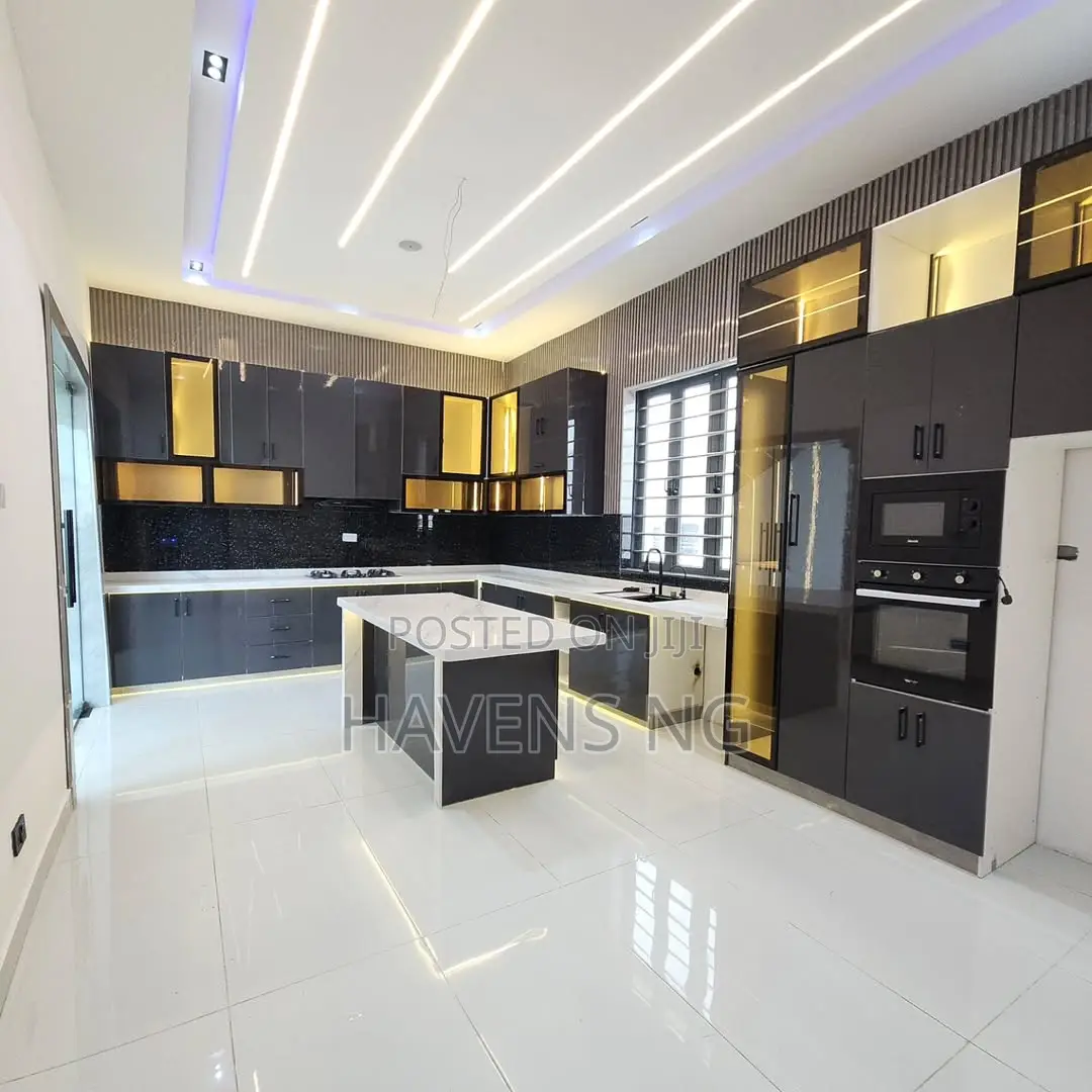5bdrm Duplex in Lekki Phase 1 for sale