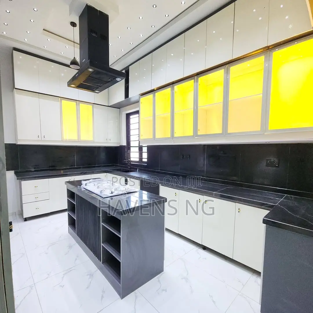 5bdrm Duplex in Lekki Phase 1 for sale