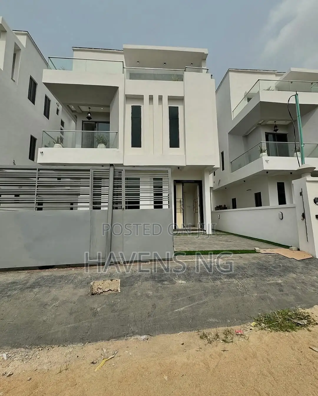 5bdrm Duplex in Lekki Phase 2 for sale