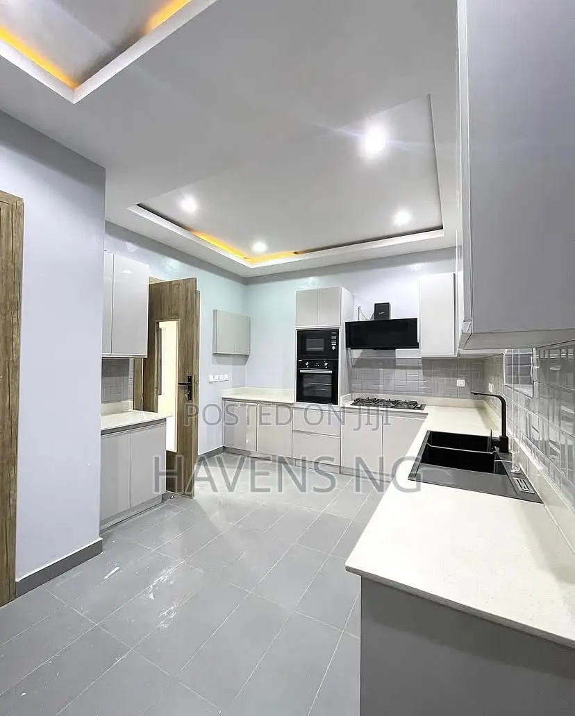 4bdrm Maisonette in Lekki Phase 1 for sale