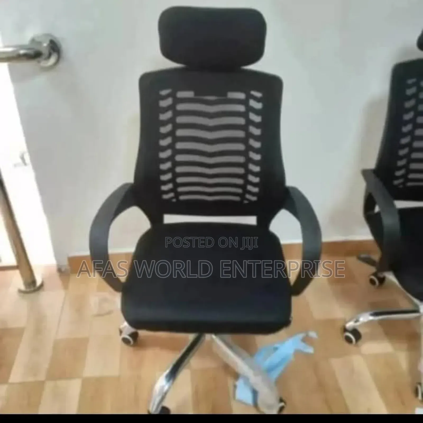 Office Chair With Swivel and Headrest