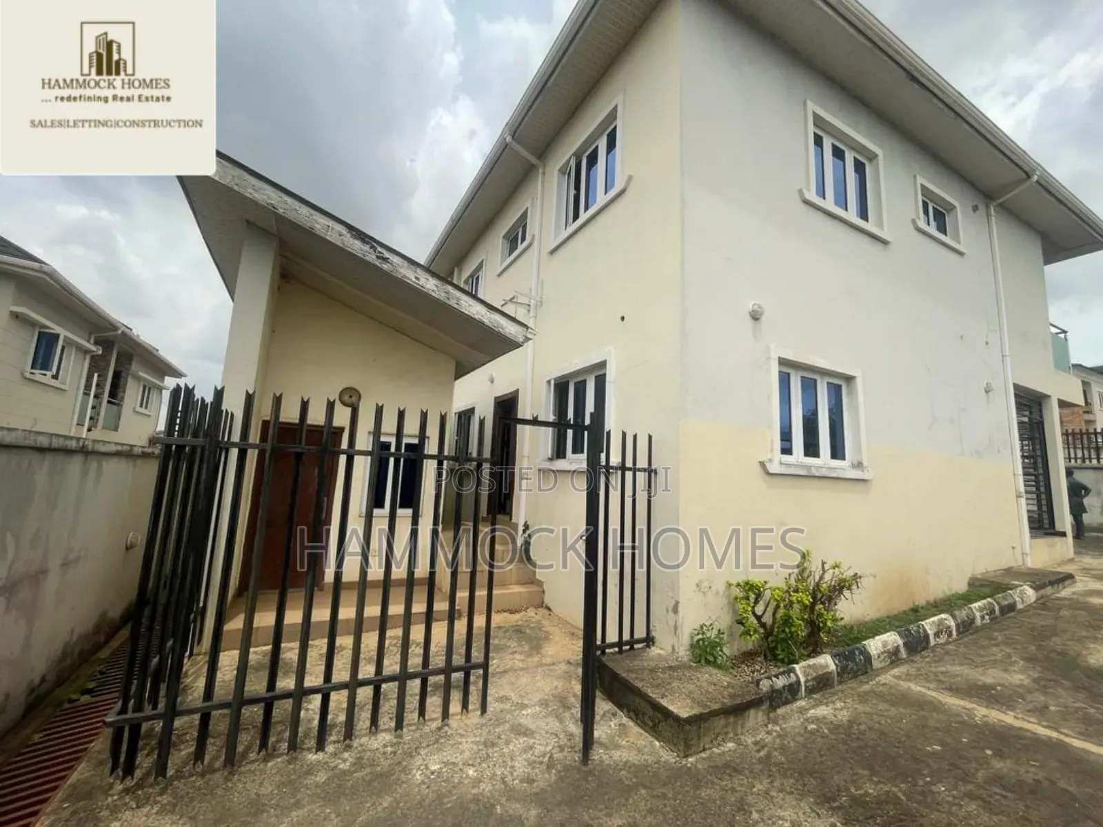 9bdrm Duplex in Alalubosa Gra for sale
