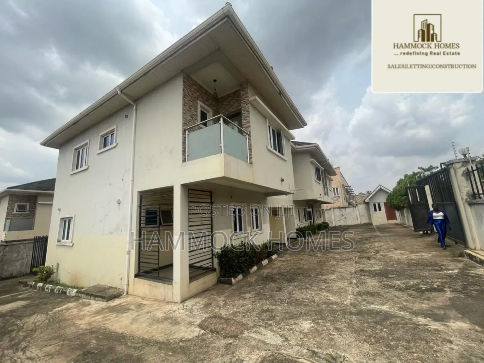 9bdrm Duplex in Alalubosa Gra for sale