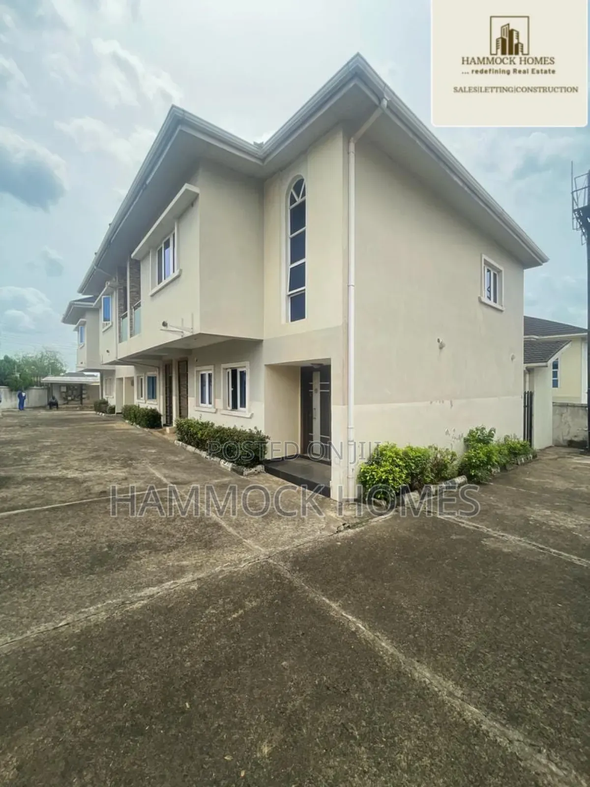 9bdrm Duplex in Alalubosa Gra for sale