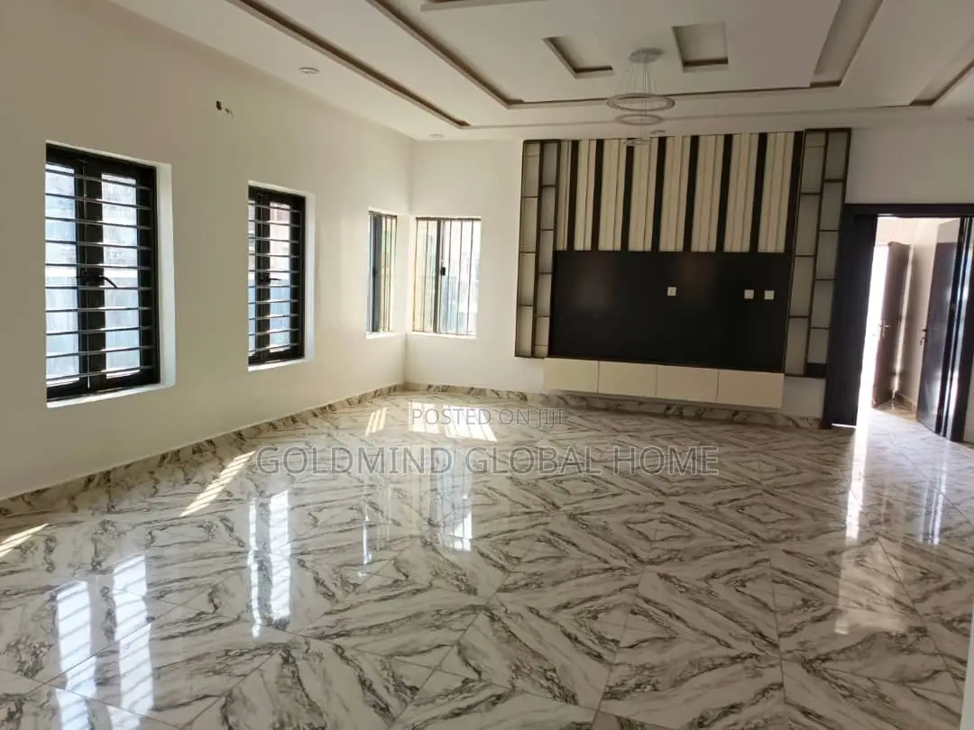 5bdrm Duplex in Lugbe for sale
