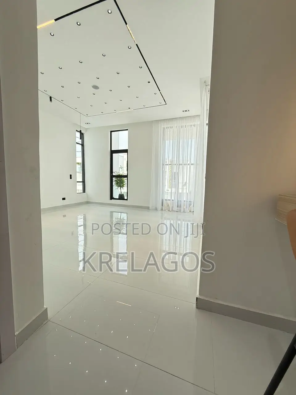 5bdrm Duplex in Chevron for sale