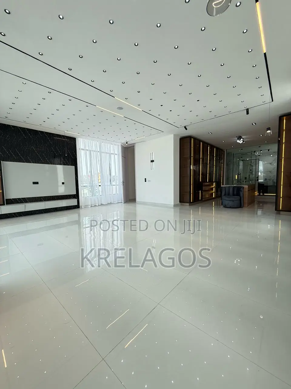 5bdrm Duplex in Chevron for sale