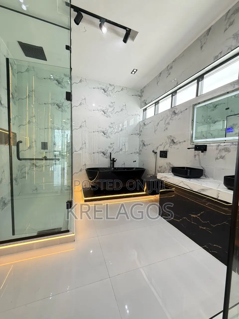 5bdrm Duplex in Chevron for sale