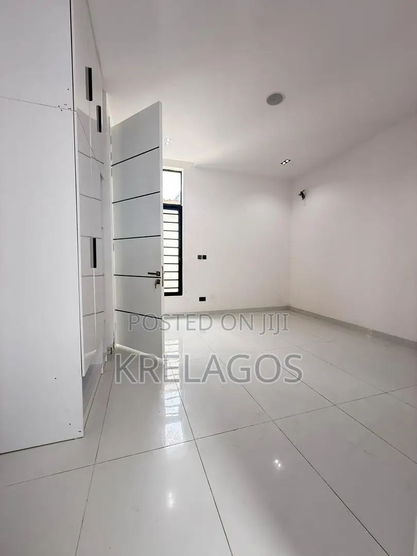 5bdrm Duplex in Ikota for sale
