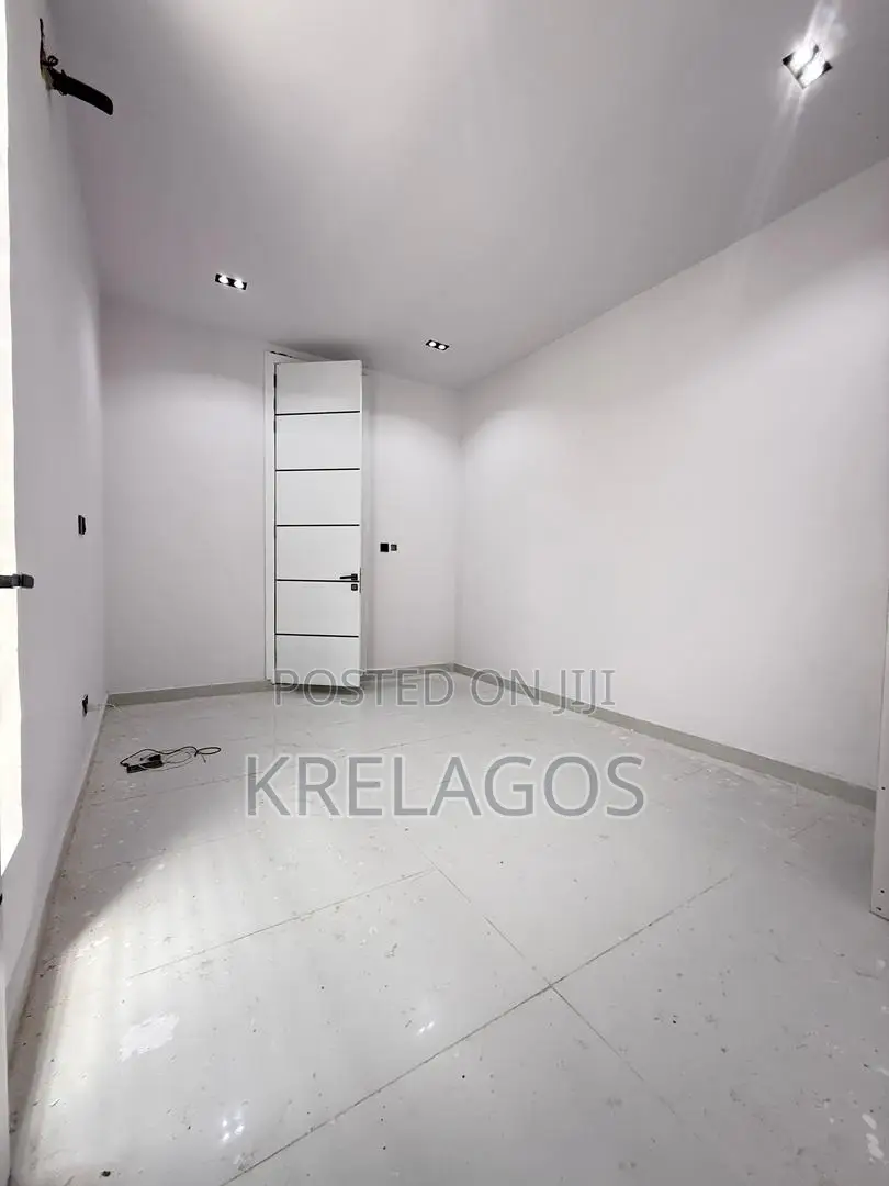 5bdrm Duplex in Ikota for sale