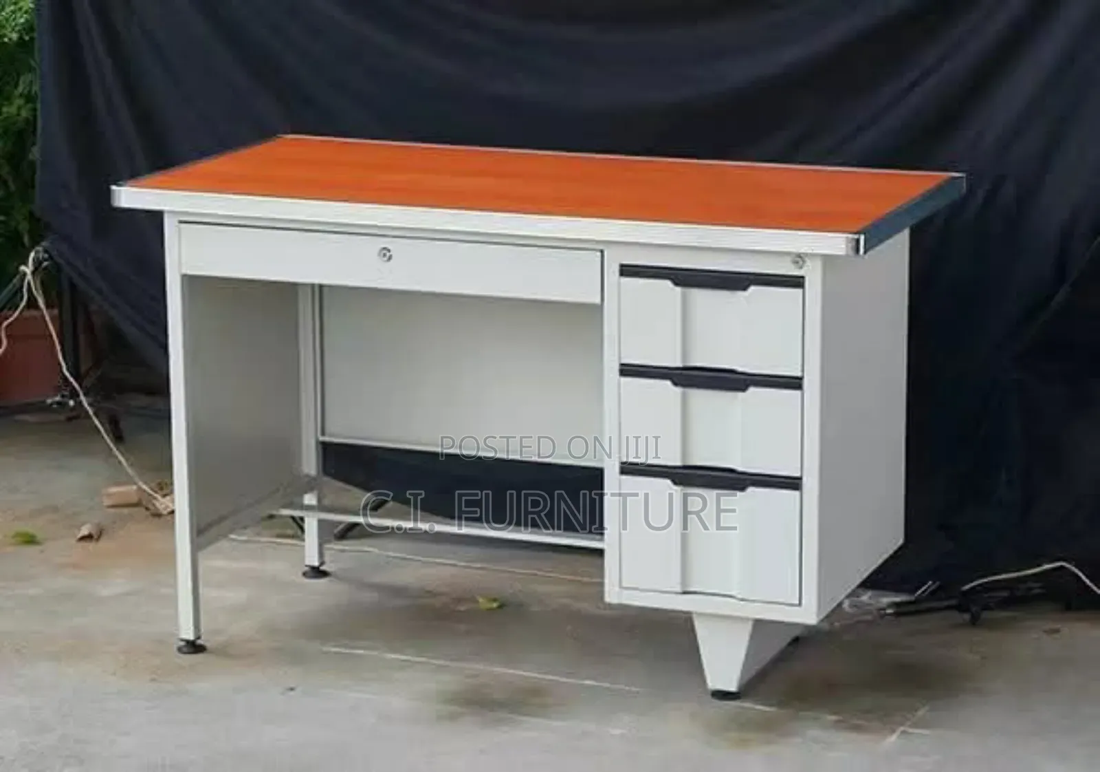 Good Table With Metal Legs for Workers