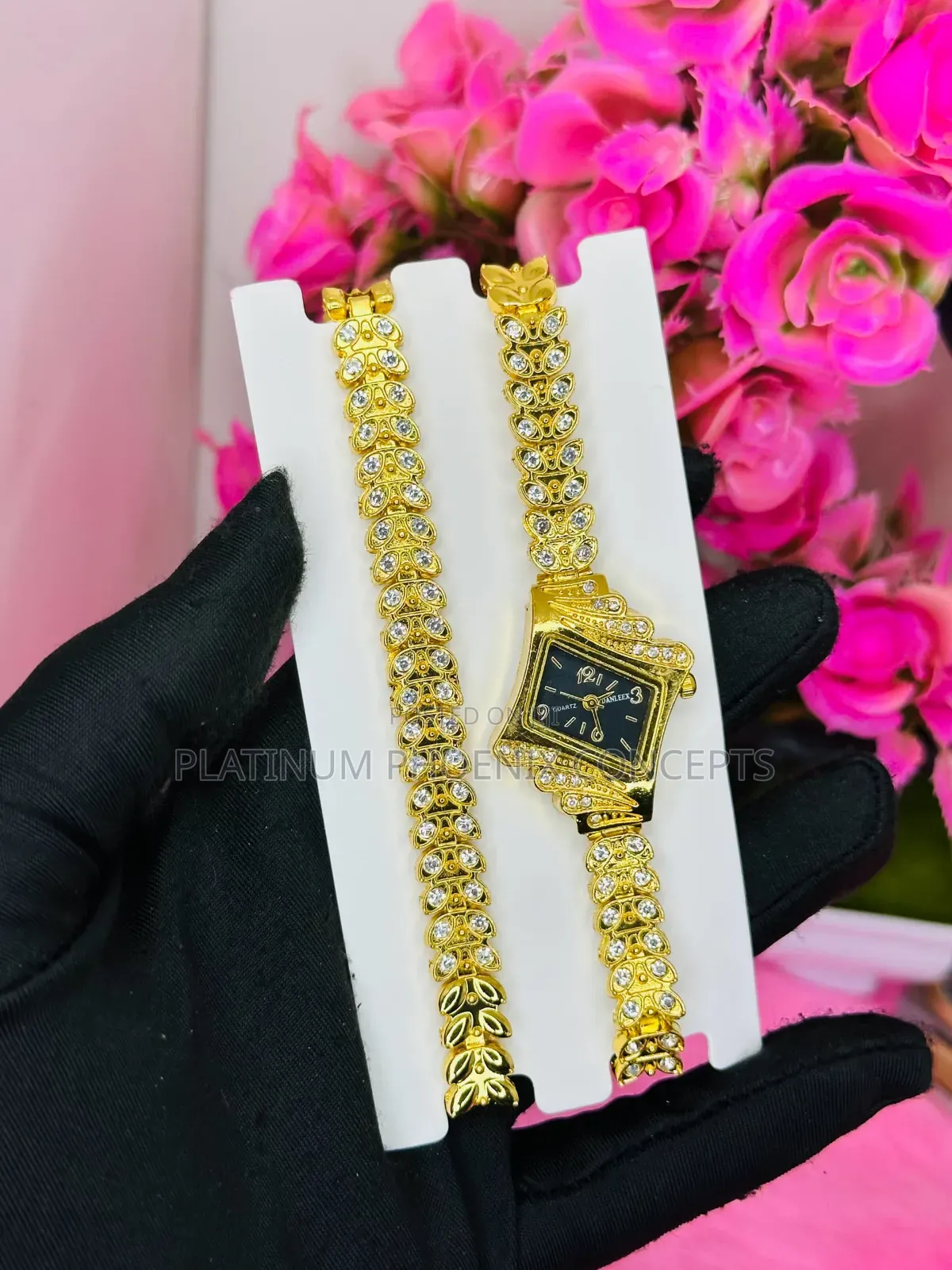 Wristwatch With Hand Chain