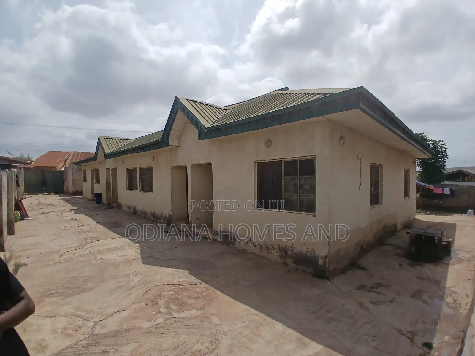 5bdrm Apartment in Oloola Community, Soka for sale