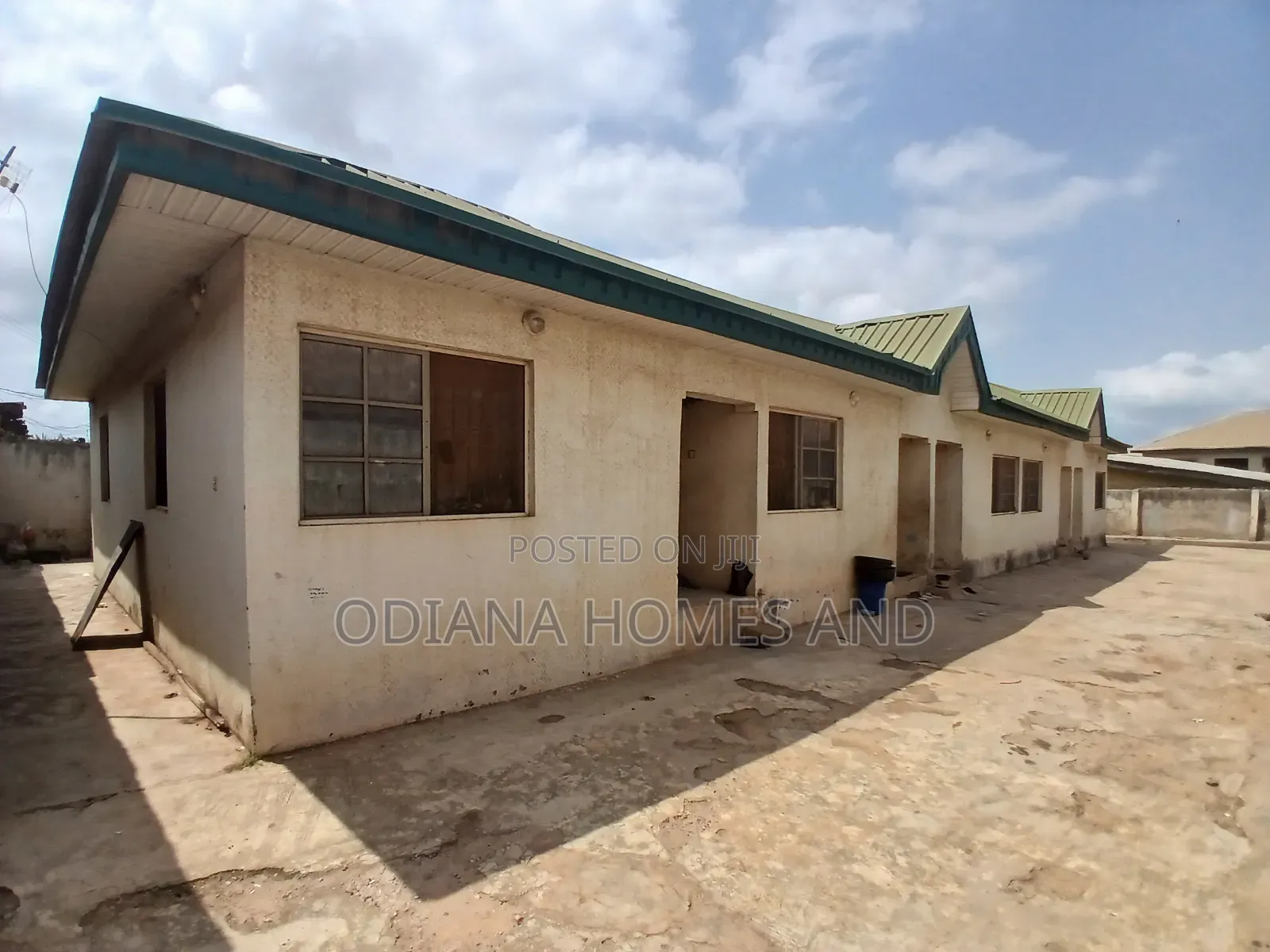 5bdrm Apartment in Oloola Community, Soka for sale