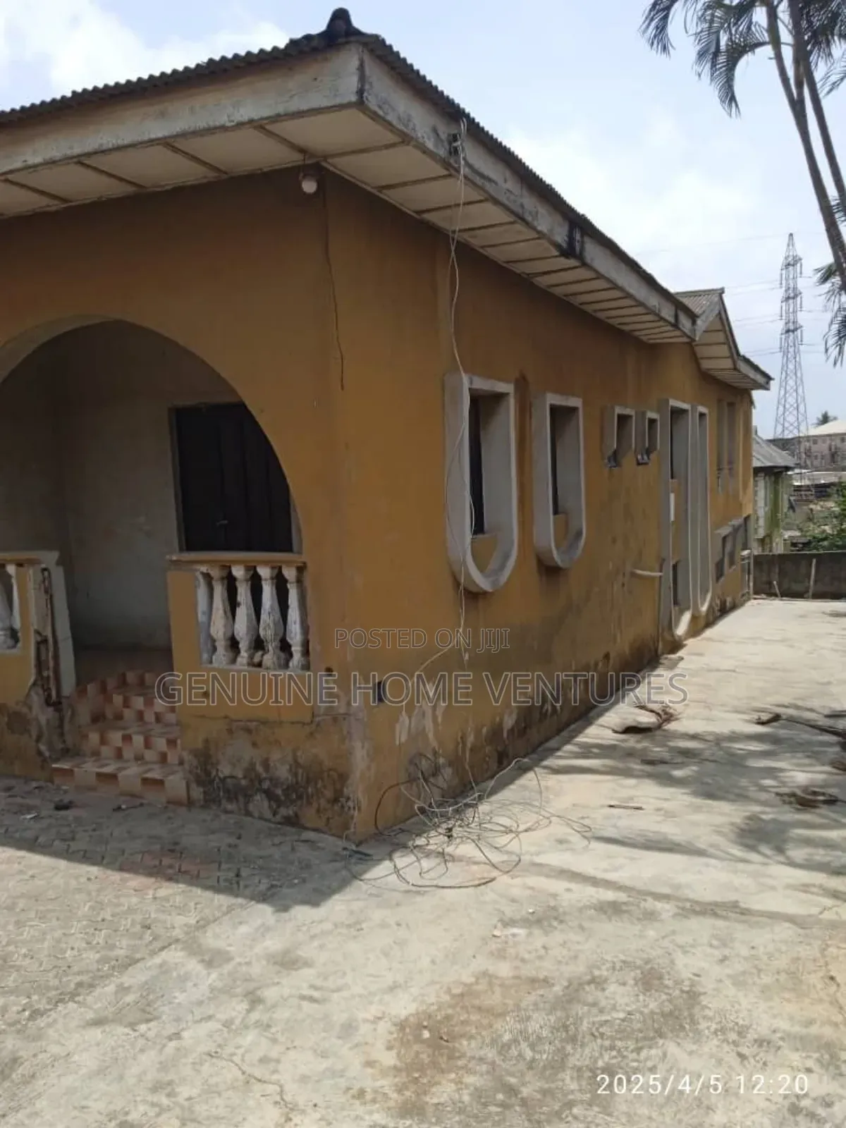 5bdrm Bungalow in Jumofak for sale