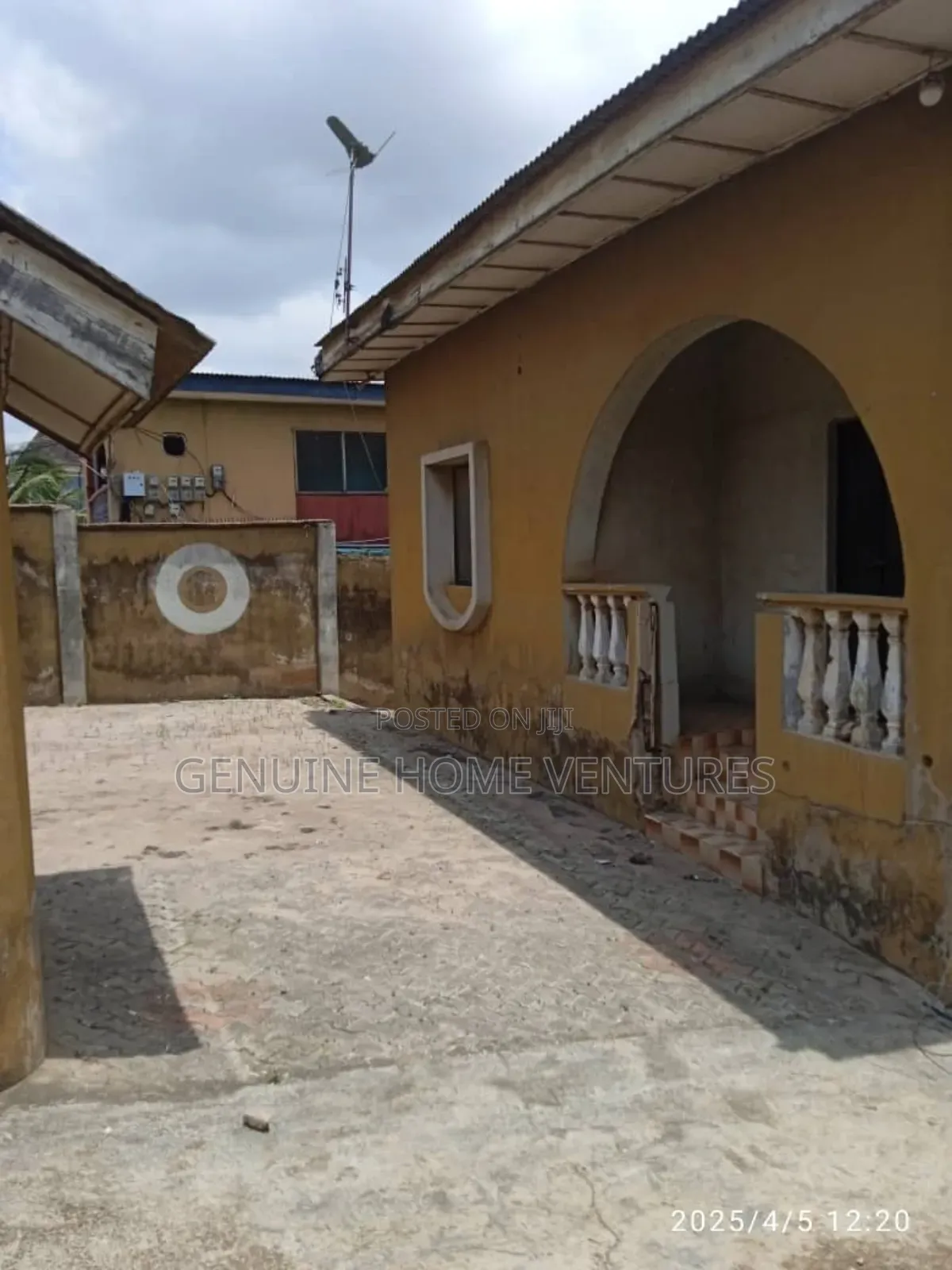 5bdrm Bungalow in Jumofak for sale