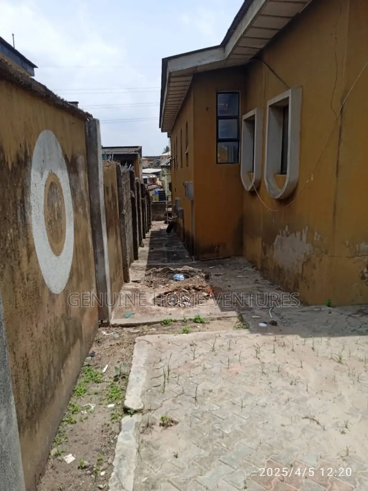 5bdrm Bungalow in Jumofak for sale